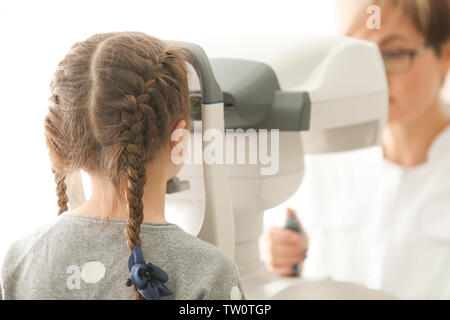 Augenarzt Messung des Augeninnendrucks von Mädchen in der Klinik Stockfoto