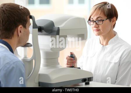 Augenarzt Messung des Augeninnendrucks der junge Mann in der Klinik Stockfoto