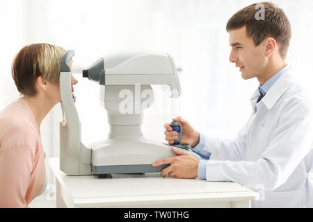 Augenarzt Messung des Augeninnendrucks der Frau in der Klinik Stockfoto