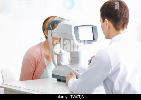 Augenarzt Messung des Augeninnendrucks der Frau in der Klinik Stockfoto