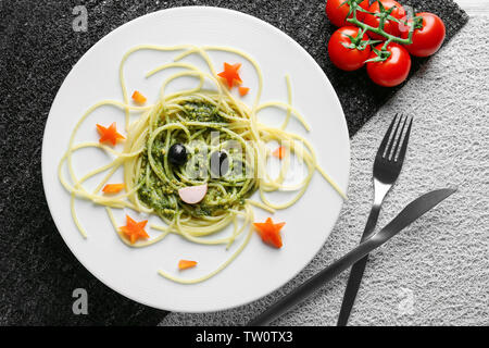 Mit kreativen pasta für Kinder auf der Tischplatte Stockfoto