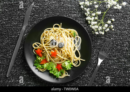 Mit kreativen pasta für Kinder auf der Tischplatte Stockfoto