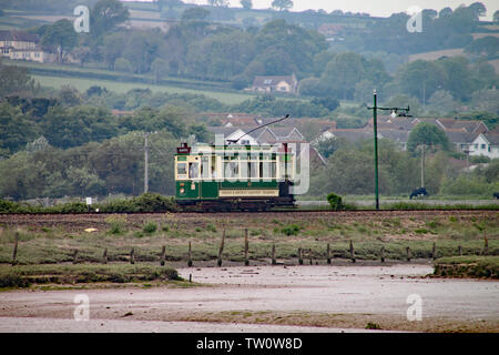 SEATON, Devon, England - 22. MAI 2012: Eine grüne Tram entlang der Seaton tramway auf dem Weg zur colyford. Er verläuft entlang des Flusses Axe Mündung Stockfoto