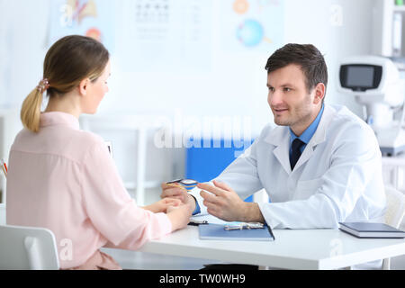 Frau besuchen männliche Augenarzt in der Klinik Stockfoto