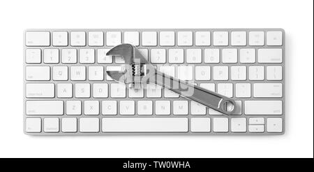 Moderne kabellose Tastatur und verstellbarer Schraubenschlüssel auf weißem Hintergrund Stockfoto