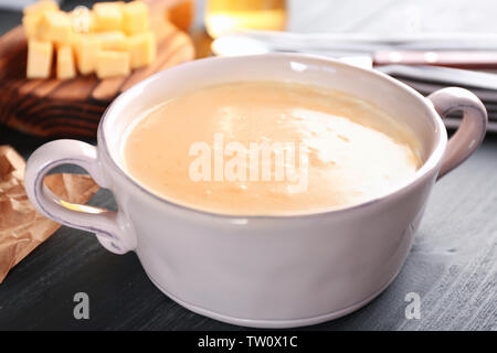 Köstliche creme Suppe in Pan am Tisch Stockfoto