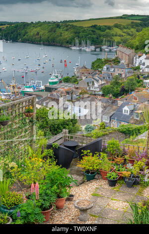 Ein schöner Garten mit Blick auf den geschäftigen Hafen an der Mündung des Fowey in dem malerischen Dorf Polruan. Stockfoto