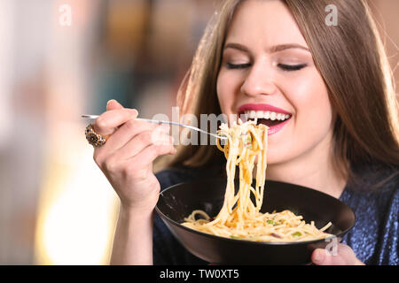 Junge Frau essen Pasta, Nahaufnahme Stockfoto