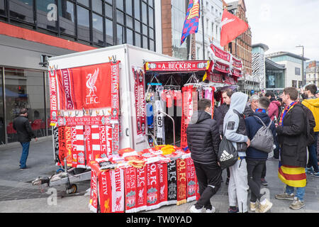 LFC, Liverpool Football Club, Schal, Schals, für, Verkauf, auf, Street, Liverpool, Norden, Norden, Stadt, Merseyside, England, Englisch, GB, Großbritannien, England, Europa, Stockfoto