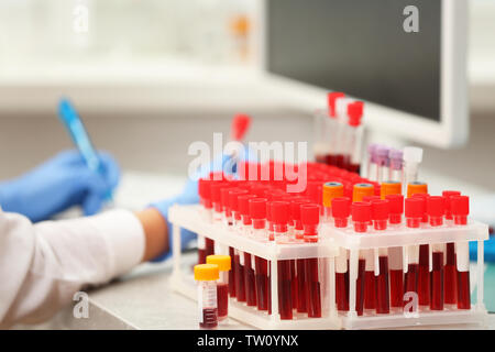 Röhrchen mit Blut im Labor gefüllt Stockfoto