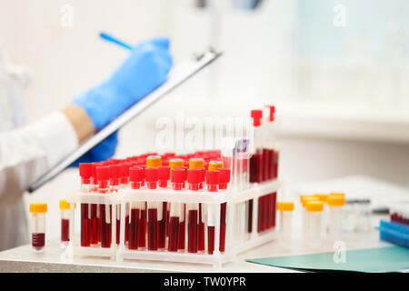 Röhrchen mit Blut im Labor gefüllt Stockfoto