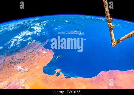 Lebendige Farben Kruste unseres Heimatplaneten. Die Schönheit in der Natur unseres Planeten Erde gesehen von der Internationalen Raumstation (ISS). Das Bild ist eine Publi Stockfoto
