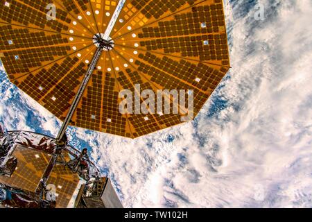 Wolken unter das Raumschiff. Die Schönheit in der Natur unseres Planeten Erde gesehen von der Internationalen Raumstation (ISS). Das Bild ist eine public domain han Stockfoto