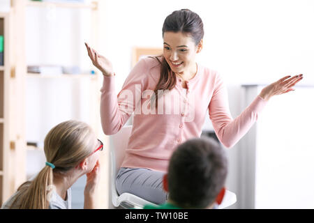 Weibliche Lehrer, der Unterricht in der Schule Stockfoto