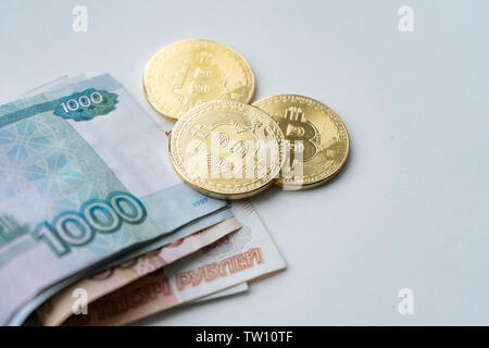 Bitcoin Gold und der russische Rubel. Bitcoin Münze auf dem Hintergrund der Russische Rubel Stockfoto