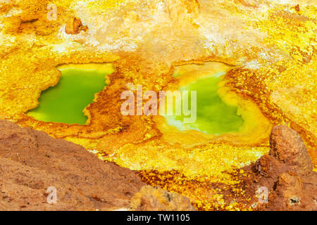 Schöne kleine Schwefel seen Dallol, Äthiopien. Danakil Depression ist die heißesten Ort der Erde in Bezug auf das ganze Jahr über Durchschnittstemperaturen. Es ist als Stockfoto