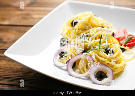 Teller mit leckeren Nudelsalat mit Oliven und Käse Stockfoto