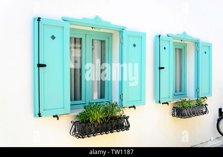 Schöne vintage Fenster mit grünen Fensterläden öffnen Stockfoto