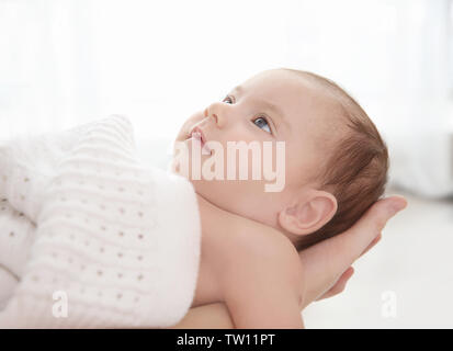 Süße kleine Baby auf Mutters Hände Stockfoto