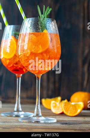 Gläser Aperol Spritz Cocktail auf der rustikalen Hintergrund Stockfoto