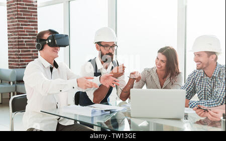 Junge Designer verwendet Virtual reality Brillen bei einer Sitzung im Büro. Mensch und Technik Stockfoto
