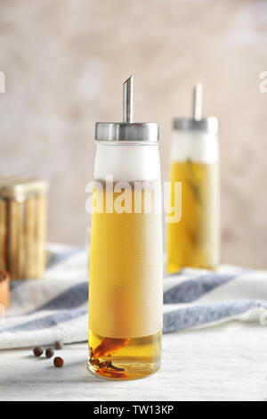 Mit Öl und Gewürzen auf Tabelle Flasche Stockfoto