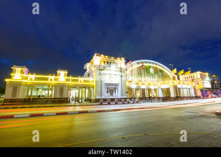 Bangkok, Thailand - 14. Juni, 2019: Vorderseite der Zug am Bahnhof Terminal/am Bahnhof Hua Lamphong Station in der Nacht Stockfoto