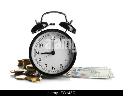 Wecker und Geld auf weißem Hintergrund Stockfoto