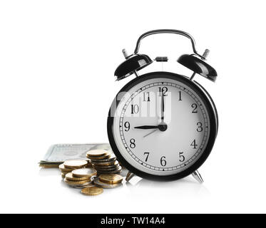 Wecker und Geld auf weißem Hintergrund Stockfoto