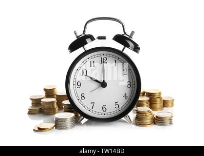 Wecker und Münzen auf weißem Hintergrund Stockfoto