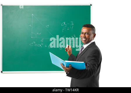 Indische Lehrer erklärt mathematische Formeln auf der Tafel Stockfoto