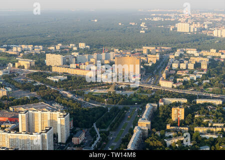 Moskau, Russland - May 27, 2015: Moscow City Blick vom Fernsehturm Ostankino (Hotel Kosmos in der Mitte) Stockfoto