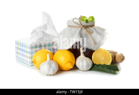 Schöne Komposition mit natürliche Erkältungsmittel auf weißem Hintergrund Stockfoto