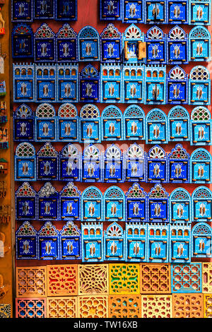 Souvenirs und Geschenke in den Straßen von Tanger. Schöne Magnete auf den Straßen von Marokko. Marokko, Fes April 24, 2019 Stockfoto