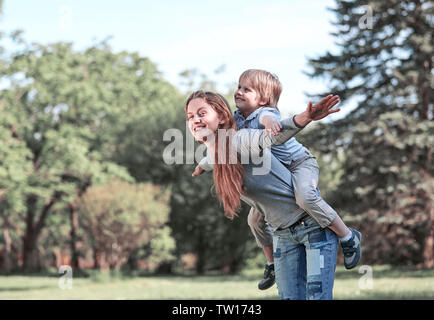 Glückliche Mutter und ihrem Sohn auf einem Spaziergang im Sommer Park. Das Konzept von Glück Stockfoto