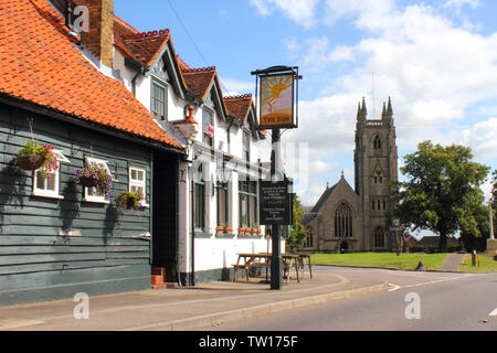 Die Sonne Pub mit dem hl. Thomas Becket Kirche im Hintergrund - Northaw Dorf, Hertfordshire im Sommer. Stockfoto