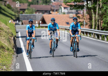 Pro Radfahrer Radfahren bei Critérium du Dauphiné 2019 auf dem Weg nach Champéry, letzte Stufe dieser Ausgabe Stockfoto