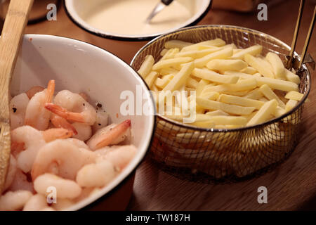 Garnelen Pommes frites und Sauce in der Küche closeup Stockfoto