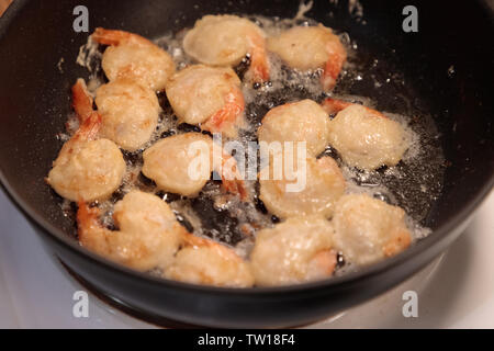 Garnelen gebraten in der Pfanne close-up Stockfoto