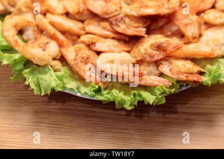 Gebratene Garnelen in Teig auf Platten mit Zitrone close-up Stockfoto