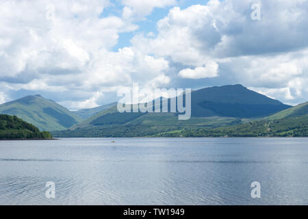 Loch Fyne mit grünem Hochland in Inveraray, Schottland Stockfoto