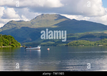 Blick über den Loch Lomond an einem bewölkten Tag Stockfoto