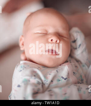 Bis zu schließen. Lustig neugeborenes Baby schläft in den Armen seiner Mutter. Stockfoto