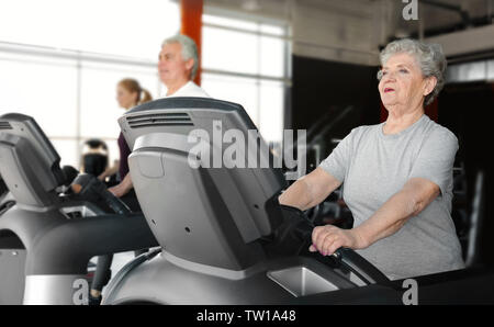 Ältere Frau auf Laufband im Fitnessstudio Stockfoto