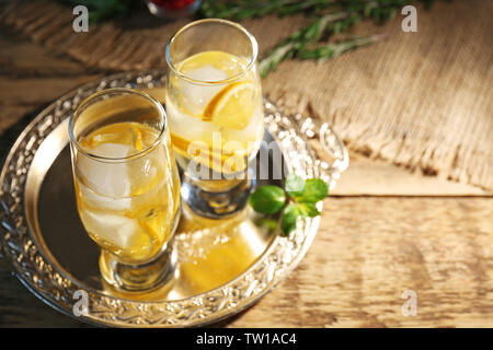 Gläser mit köstlichen Wein Schorle auf silbernem Tablett Stockfoto