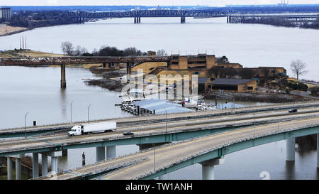 Eine Brücke über den Mississippi River in Memphis Stockfoto