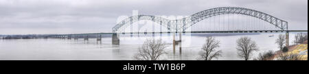 Ein Panorama der Brücke über den Mississippi River in Memphis Stockfoto