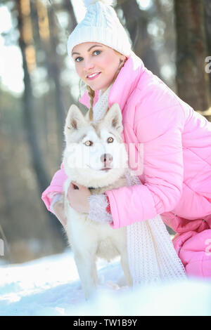 Happy Siberian husky mit Besitzer auf Spaziergang im Winter Park Stockfoto