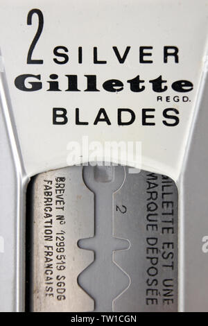 Vintage Klinge aus rostfreiem Stahl silber Gillette Fall, auf weißem Hintergrund Stockfoto