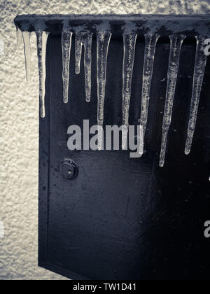 Farbe Bild eines gefrorenen Mailbox, mit Eiszapfen. Stockfoto